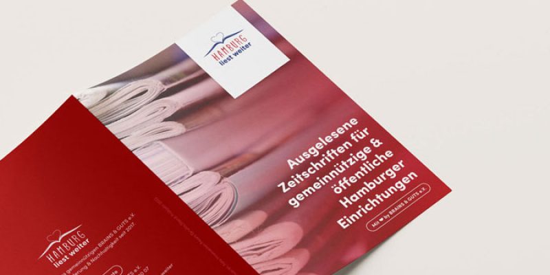 Projektvorschau: ein aufgeklappter Flyer in rot. Auf der Titelseite sind gestapelte Zeitschriften, verlinkt zur Detailseite.