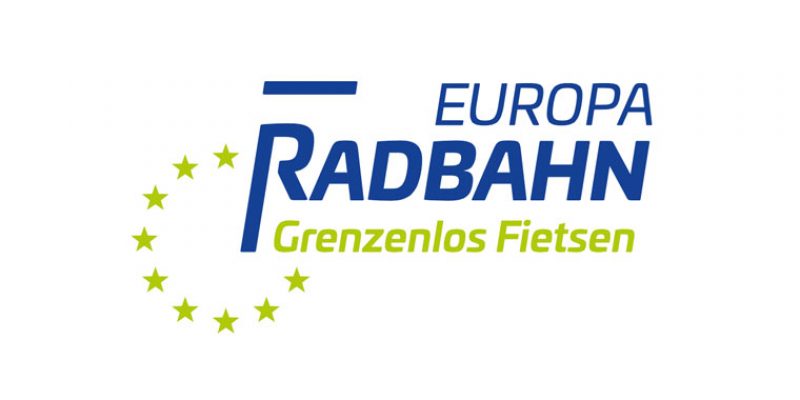 Das Logo besteht aus einer blauen Schrift Europa Radbahn in blau und darunter dem Claim Grenzenlos Fietsen. Durch die Anordnung der Worte und einem Kreis an Sternen erinnert es an ein Fahrrad.