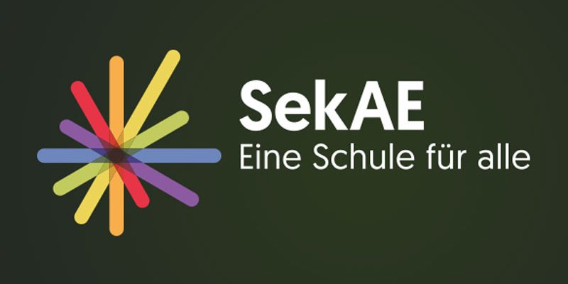 Projektvorschau: Logo SekAE Eine Schule für alle. Die Bildmarke besteht aus Strahlen in den Farben gelb, orange, rot, lila, blau und grün, verlinkt zur Detailseite.